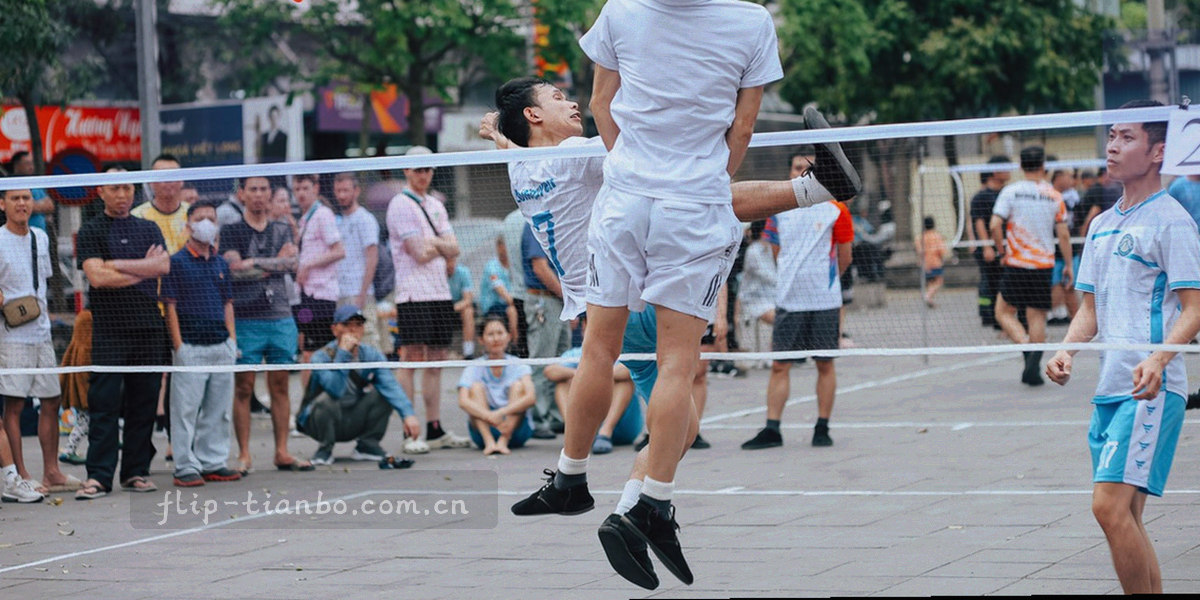深墨蓝底上由草皮绿与警示黄细线构成的赛场边线几何网格图形，没有文字与人物